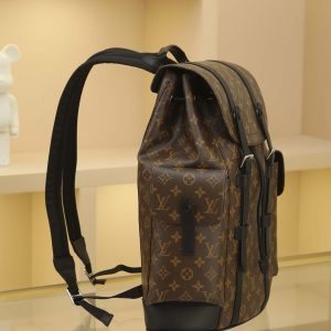 Alternative view of The compact backpack reinterprets the rugged, unpretentious spirit of a hiking pack in Monogram canvas. Its distinctive design seamlessly transitions between work and leisure, embodying a premium lifestyle. 41 x 47 x 13 cm (L x H x W)